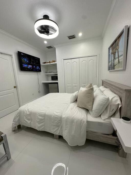 Lovers Cove Tamiami Экстерьер фото
