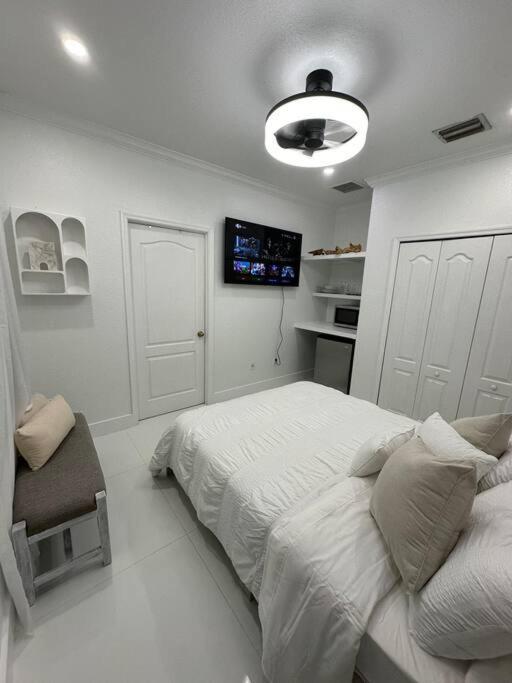 Lovers Cove Tamiami Экстерьер фото