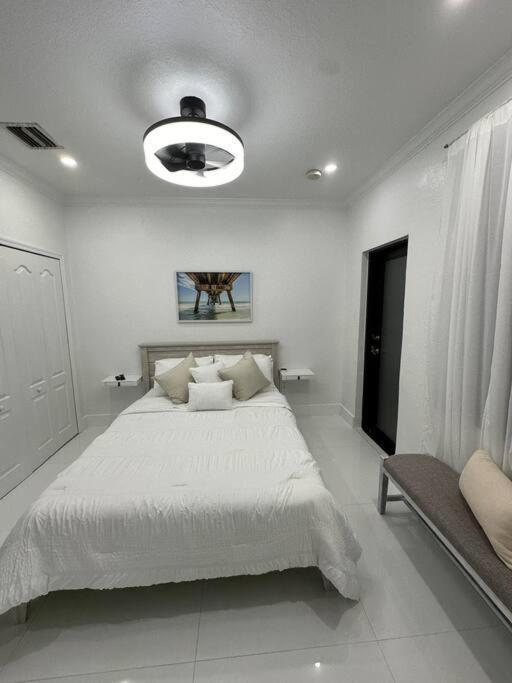 Lovers Cove Tamiami Экстерьер фото
